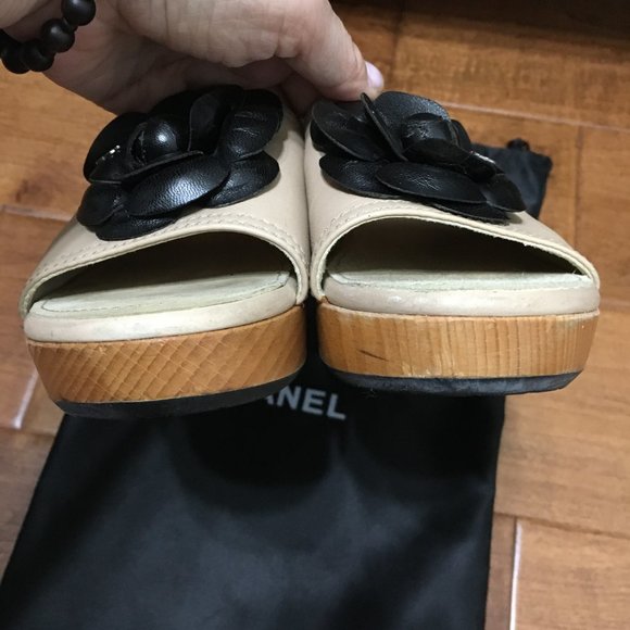 CHANEL Cream and Black Sandals with Elegant Flower Detail - Picture 6 of 16